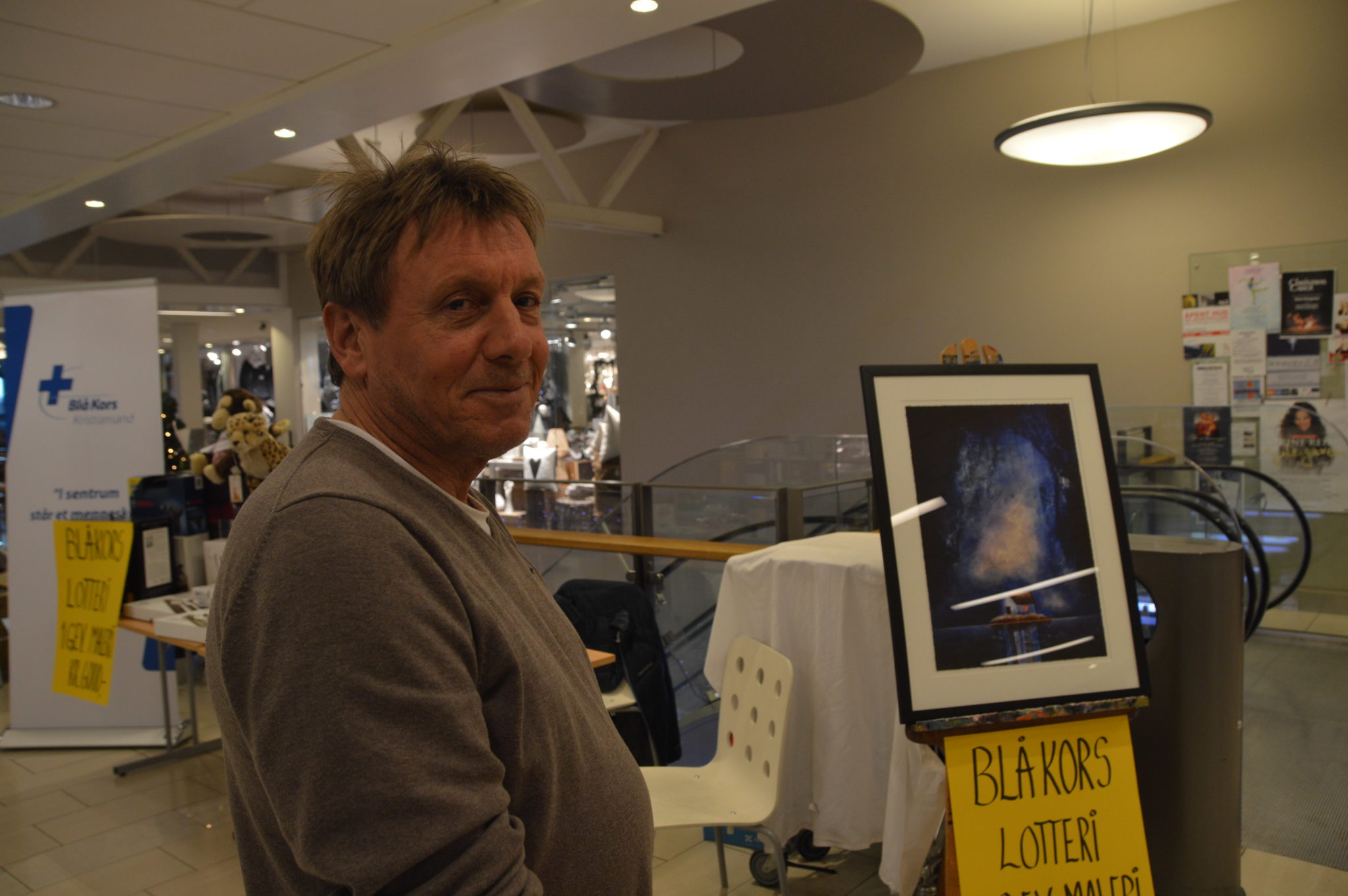 - Hovedgevinsten i lotteriet er dette bildet malt av Per Ove Sødal, til en verdi av 6.000 kroner,   sier Torstein Elefsen.