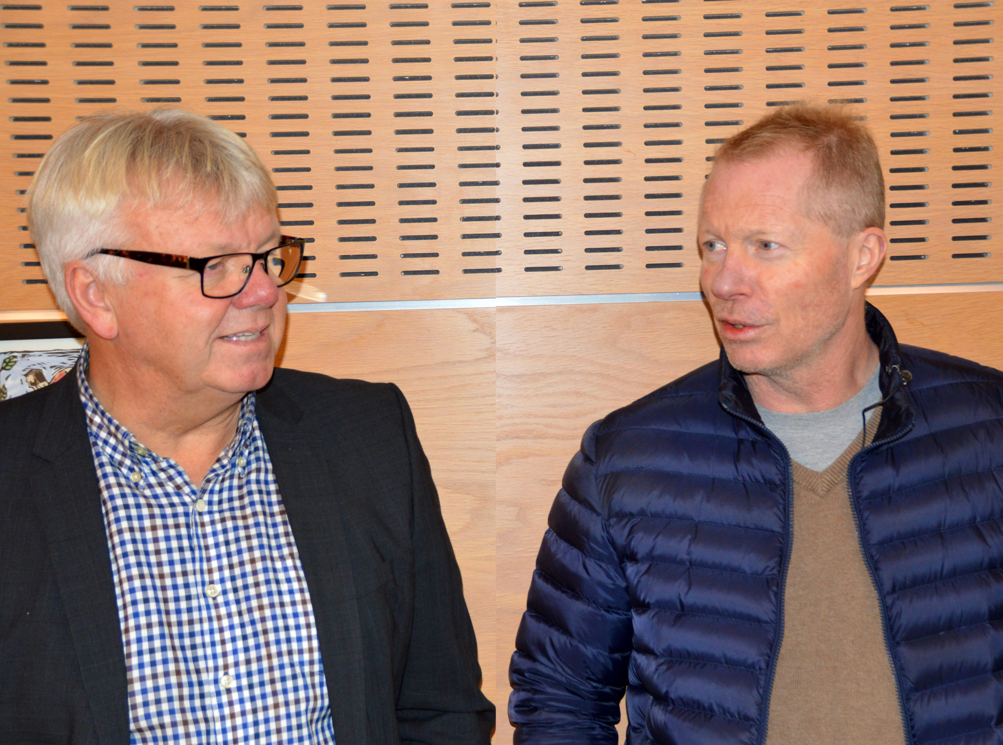 Roy Johansen i samtale med Arvid Solheim.