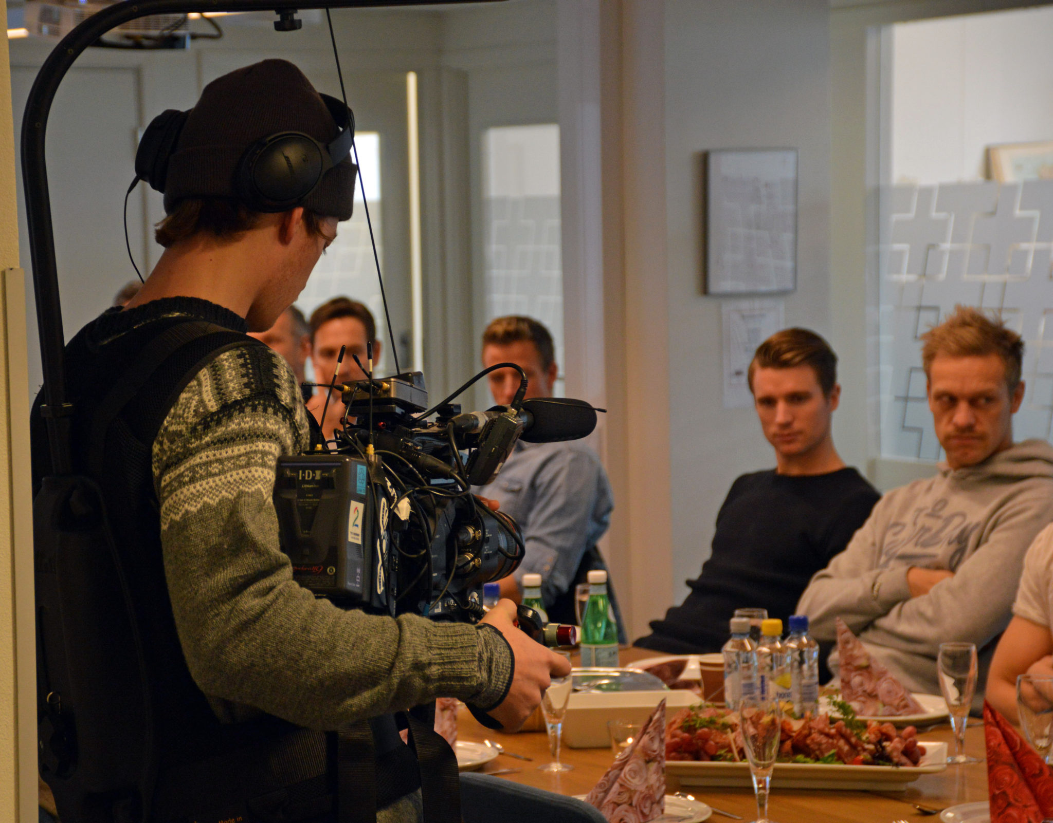 Et produksjonsteam fra TV2 var med på seansen for å filme Brede Frettem Csiszas og Roy Johansen. Begivenheten blir muligens med i neste sesong av den populære realityserien Iskrigerne på TV2.