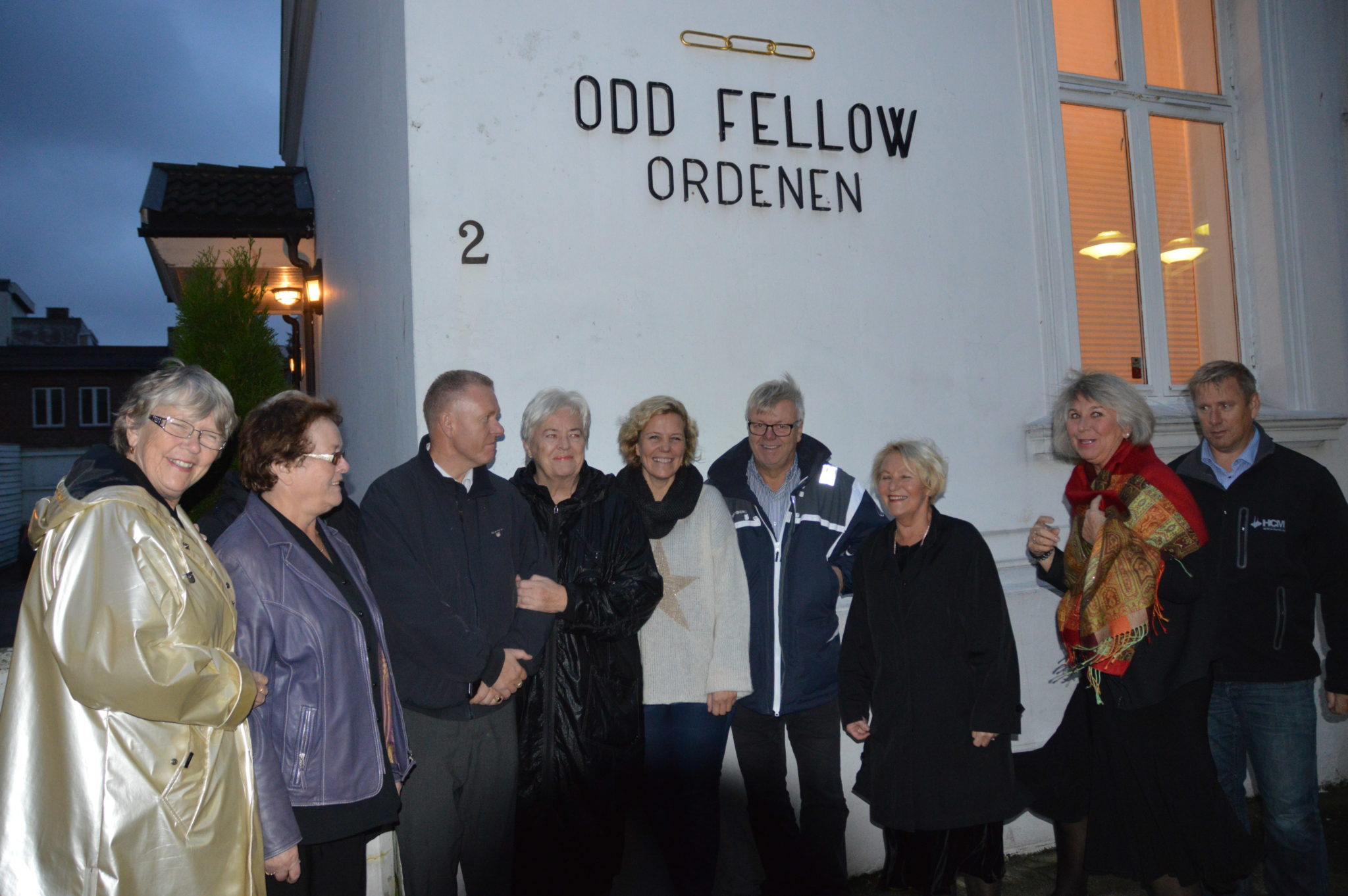 De lover et variert og innholdsrikt julemarked, hvor inntektene fra markedet går til Barnas Stasjon i regi av Blå Kors Kristiansand. Fra venstre Agnes Bergljot Gjellestad og Brit Eili Lykkås fra Loge De Hvite Linjer, Frank Ellefsen fra Loge Skagerak, Rita Landsverk fra Loge Camilla Collett, daglig leder Anne Randi Hanssen ved Barnas Stasjon, daglig leder ved Blå Kors Kristiansand Arvid Solheim, Uni Wik fra Loge De Hvite Liljer, Selle Marie Horntvedt fra Loge De Hvite Liljer, og Hjalmar Kåløy fra Loge Skagerak.