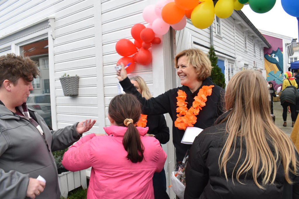 Anne-Randi Hanssen deler ut lodd til alle som kom.