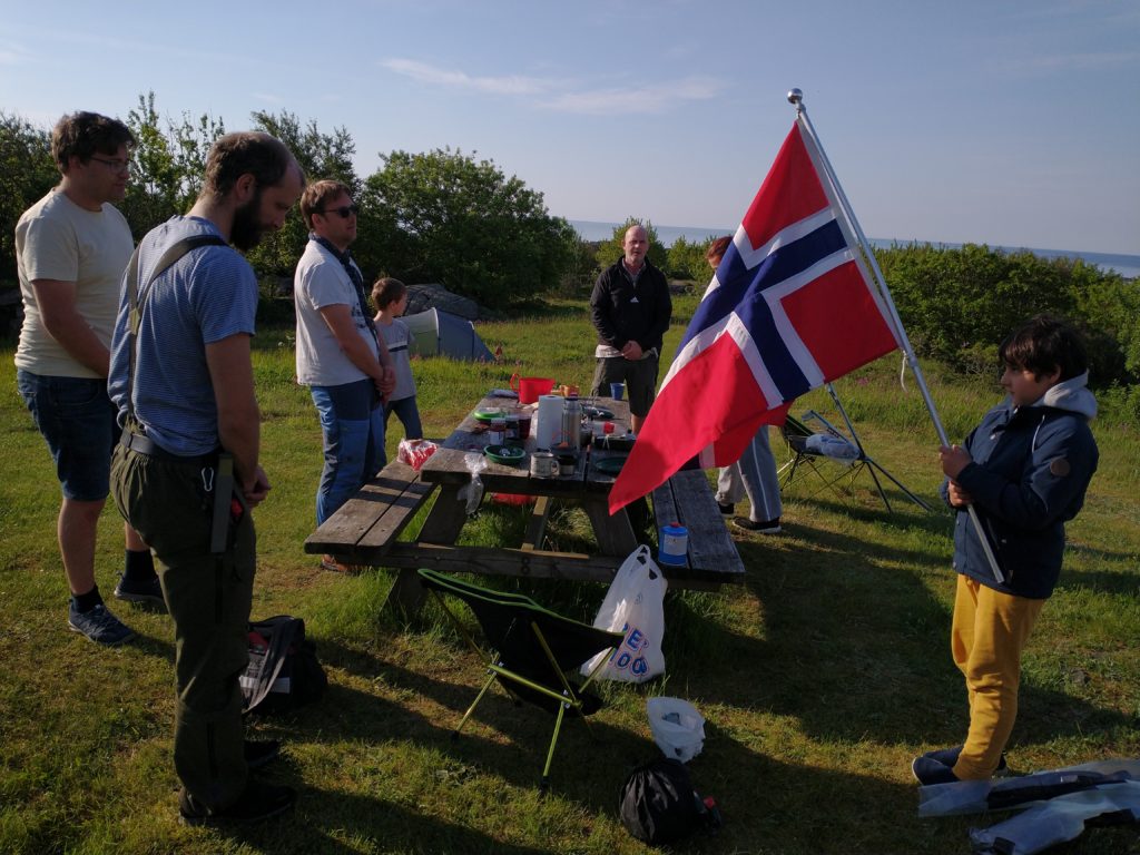 Møtene starter alltid med flaggutrulling, og flaggsangen synges.