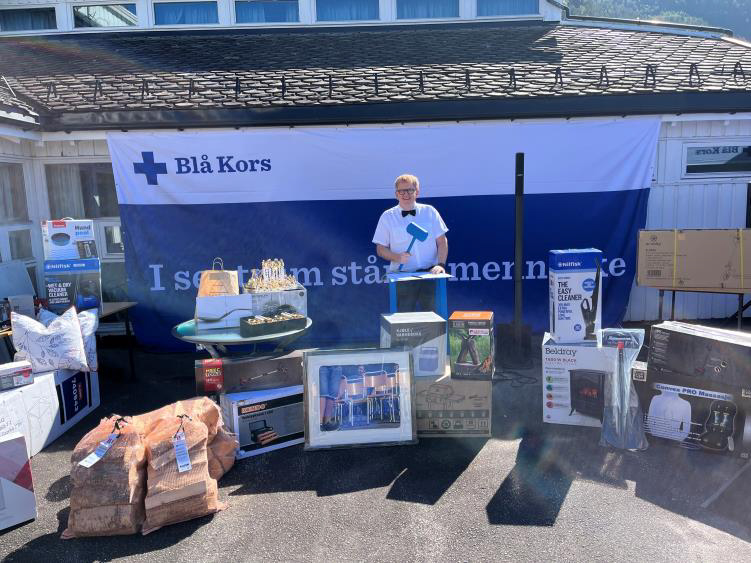 Auksjonarius Runo G. Kvås var ivrig med hammeren