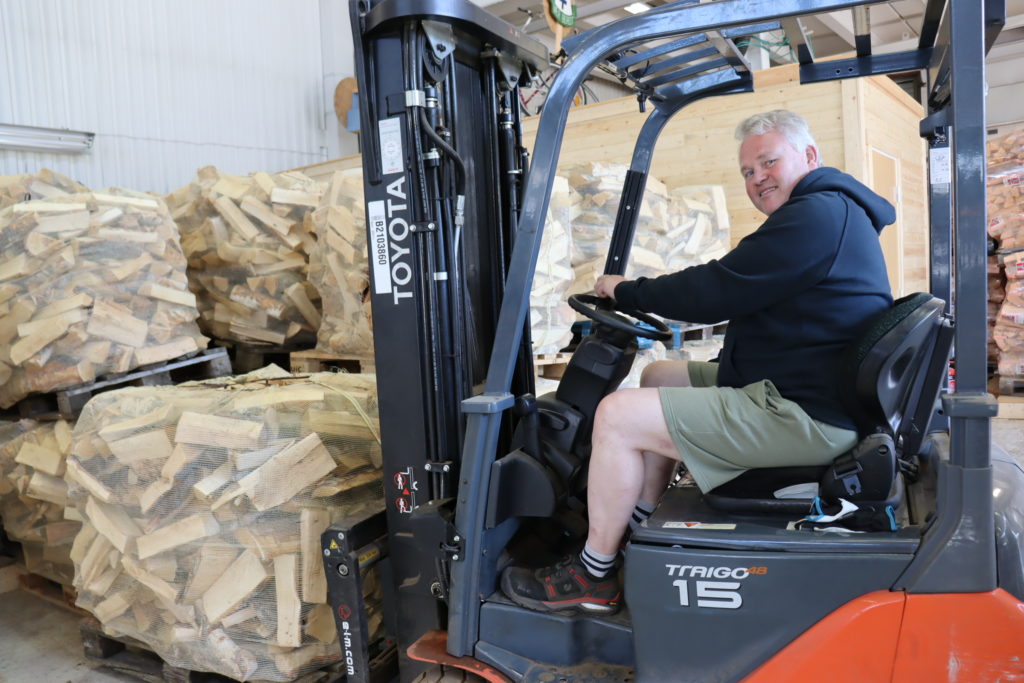 Trucken blir flittig brukt for å flytte og losse veden til kunder.