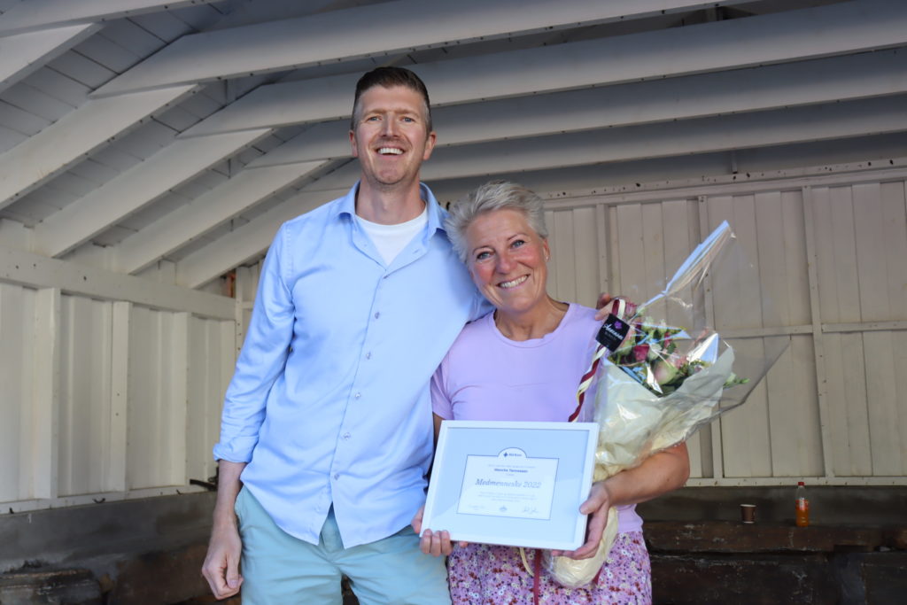 Martin Granum delte ut prisen Årets Medmenneske til Wenche Tønnessen.