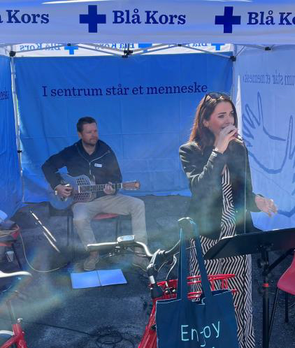 Siren Wilhelmsen og Ronnie Jacobsen sto for de musikalske innslagene i løpet av auksjonsdagen.