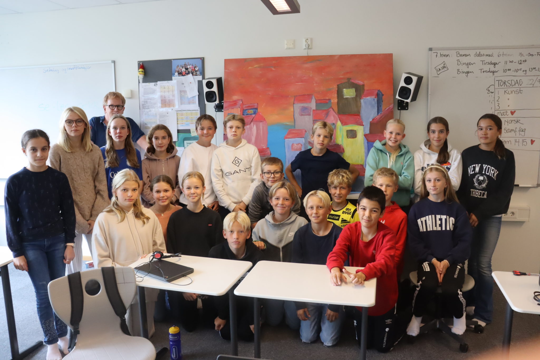 Klasse 7A på Fagerholt skole med maleriet elevene har laget.