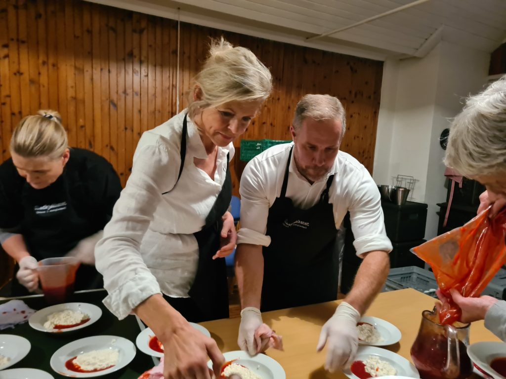 Tidgivere forbereder desserten til Helaftens gjester