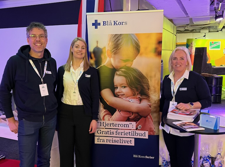 Stig Rune Skaran (t.v), Synnøve Roland og Carine Klungland fra Blå Kors ferier