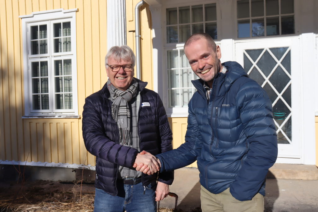 Arvid Solheim og Olav Ausel foran maskinmesterboligen på Røyknes
