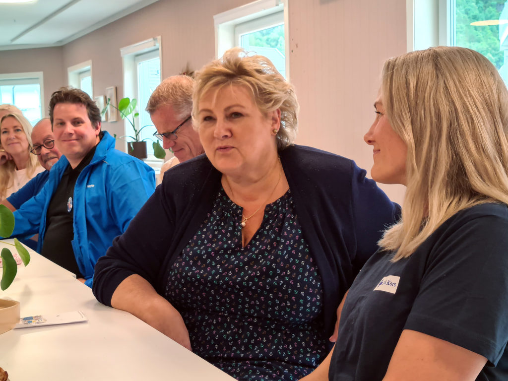 Erna Solberg besøker Blå Kors barnas stasjon Lister