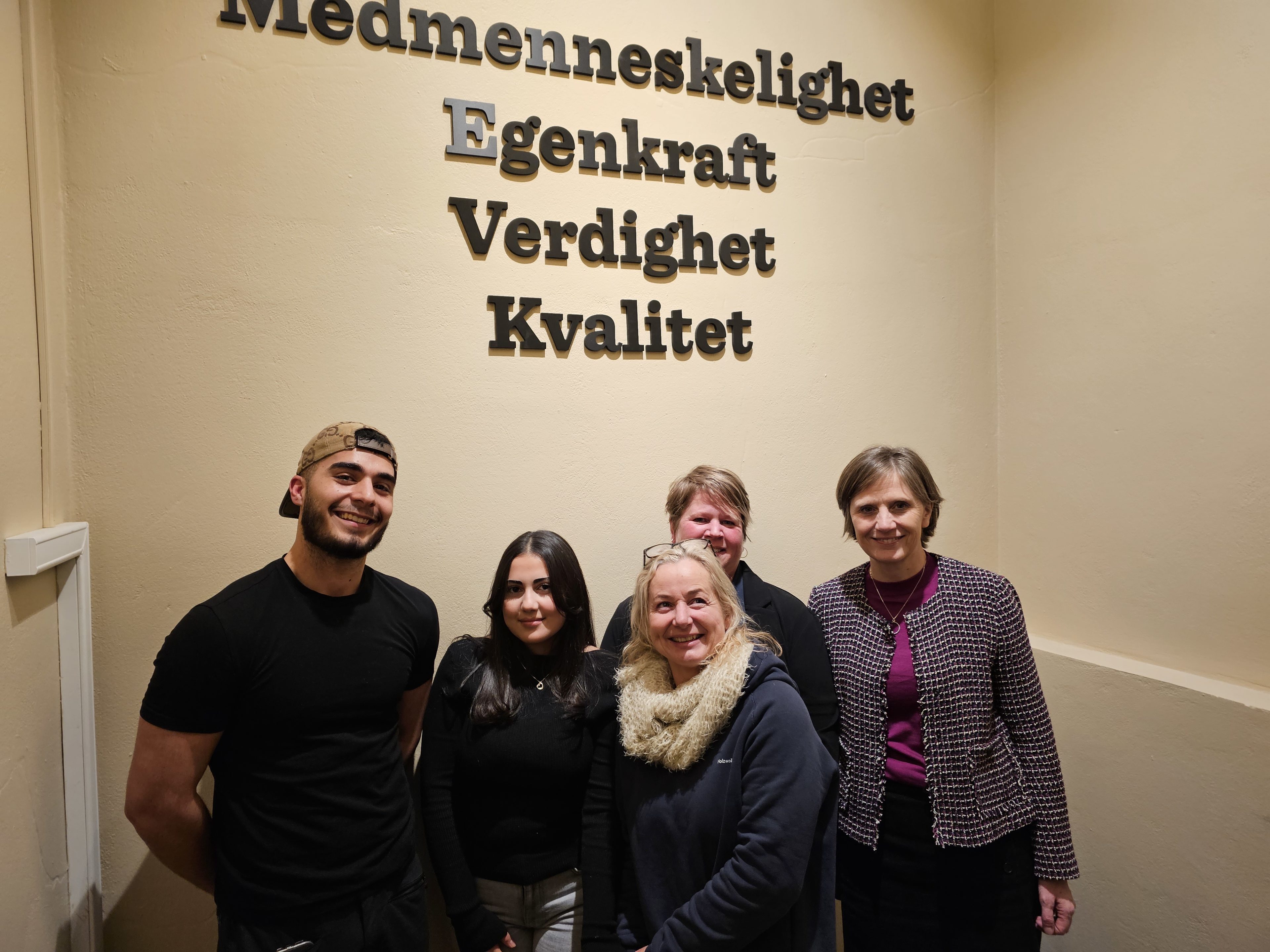 Khaled, Hajar, Gro Anita Kåsa Poulsen, barne- og familieminister Kjersti Toppe og Hege Thelle (foran)