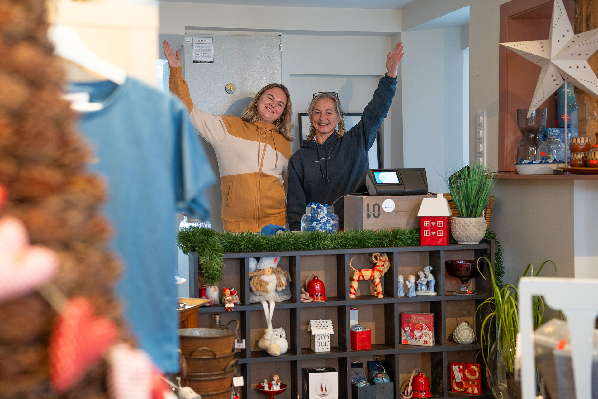 Marte og Hege ønsker deg velkommen til Blå Kors-butikken i Rådhusgata 53