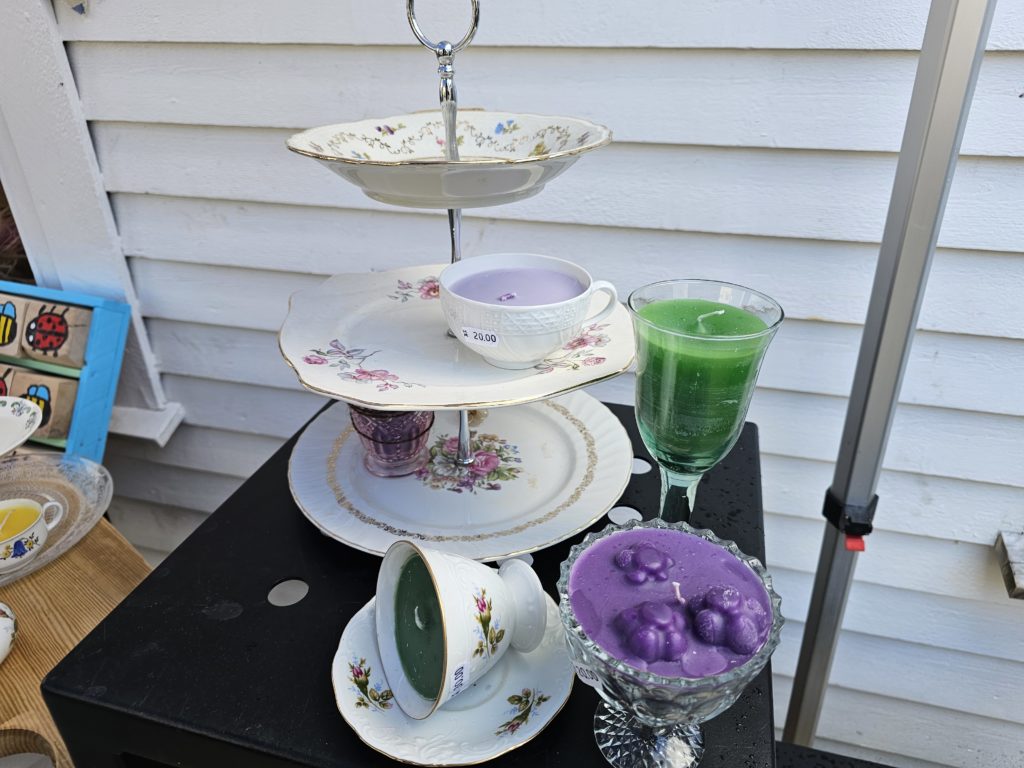 Dekorative stettefat er noe av det ungdommene som er med i Blå Kors Kristiansand, har laget.