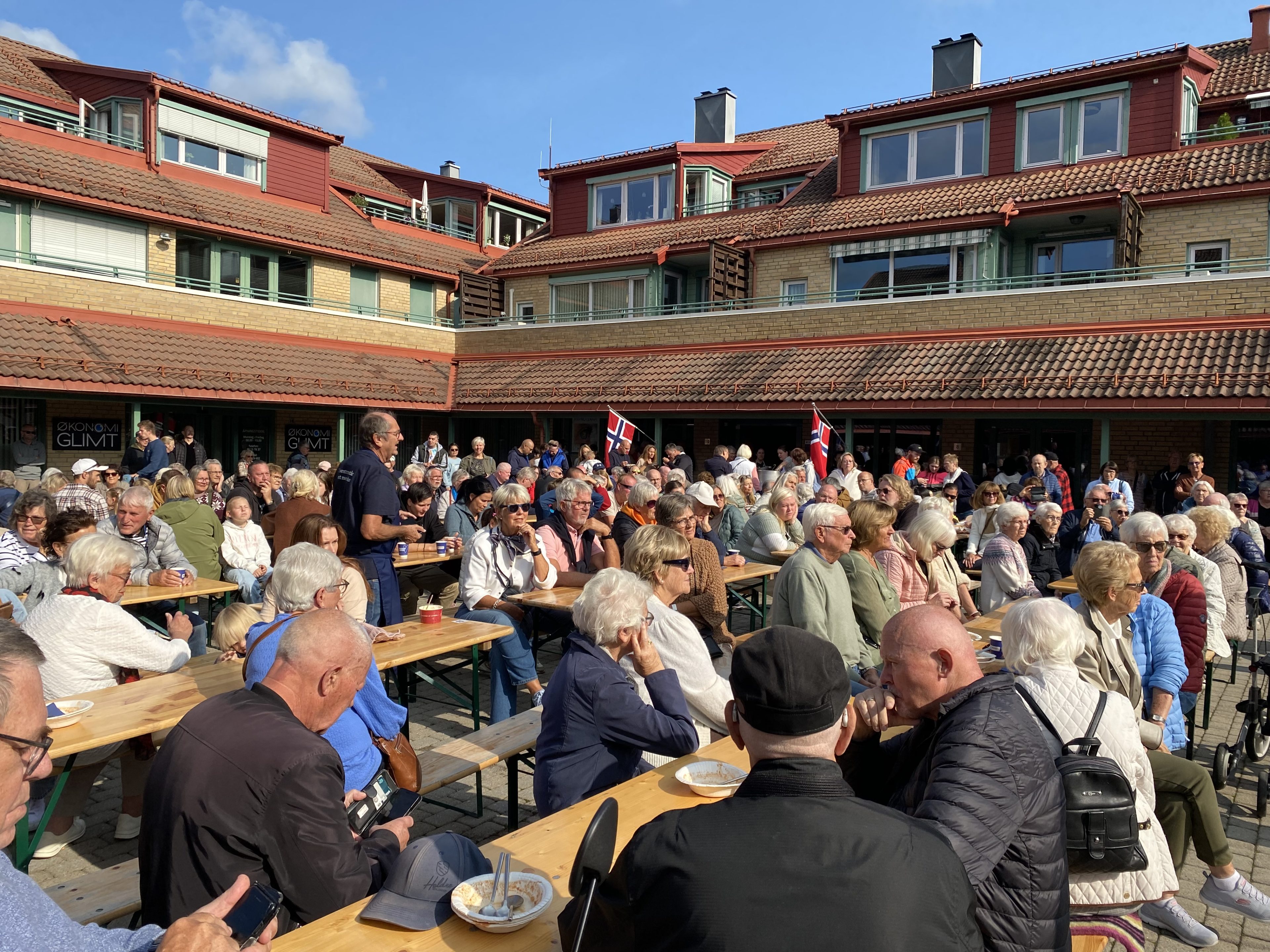 Folk samlet i Torsbygården