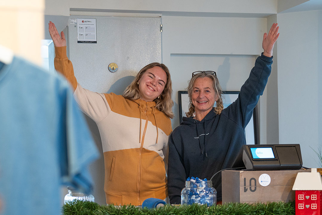 Marte og Hege ønsker deg velkommen til Blå Kors-butikken i Rådhusgata 53