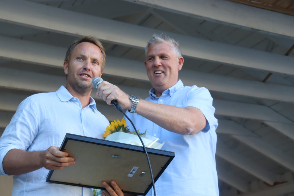 Trond Furseth delte ut prisen Årets samarbeidspartner til Helge Røsstad fra Hageland