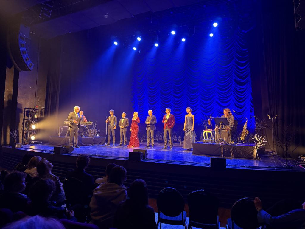 Arvid Solheim takker Vår Jul-ensemblet