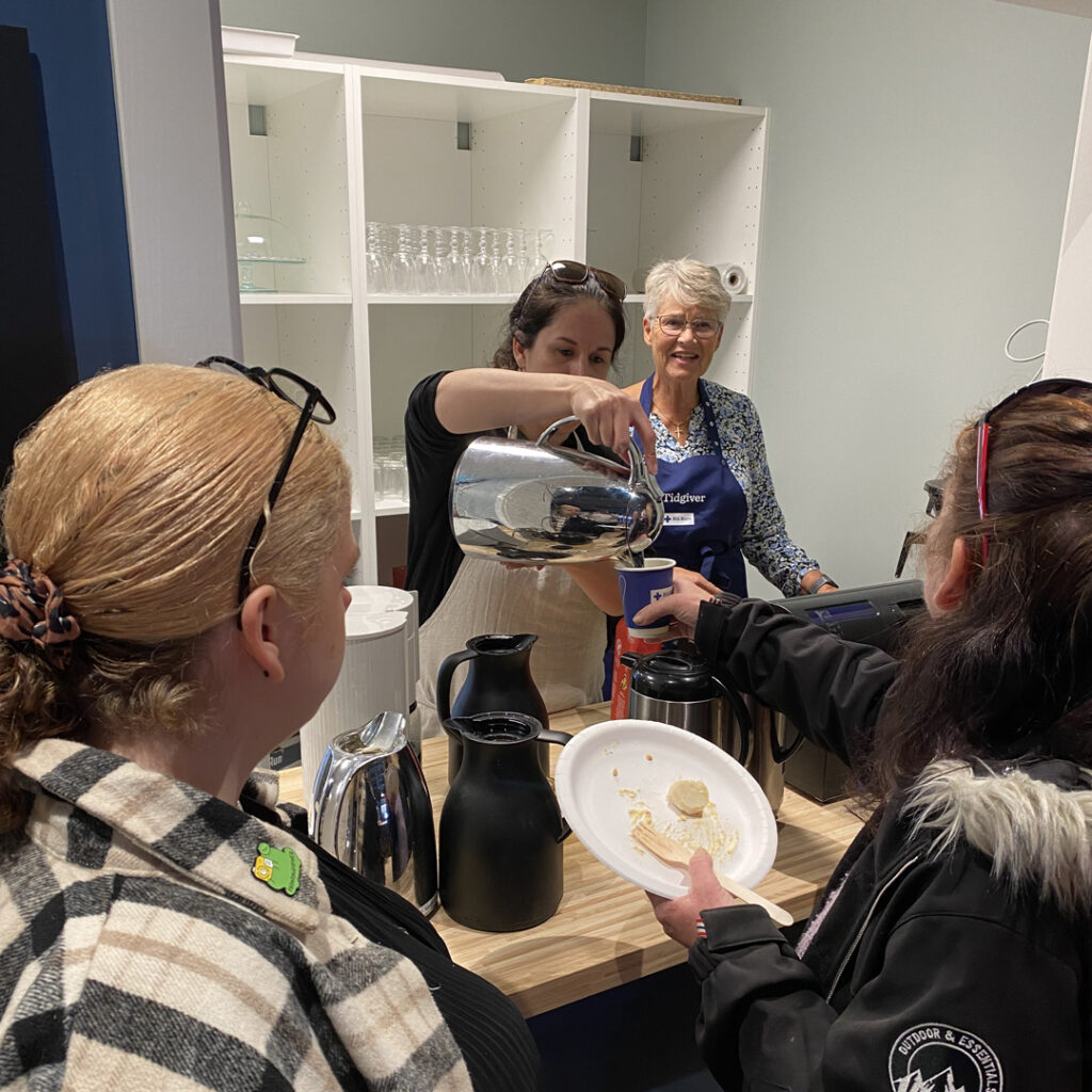 Servering av kaffe på kaféen