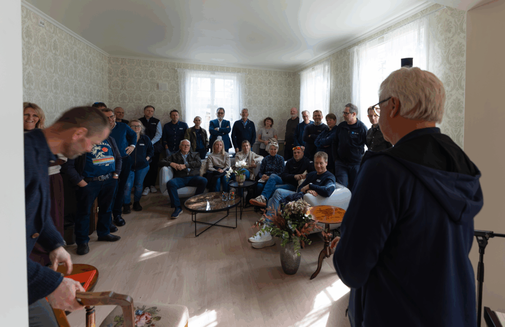 Arvid Solheim takker samarbeidspartnere og levereandører i stuen