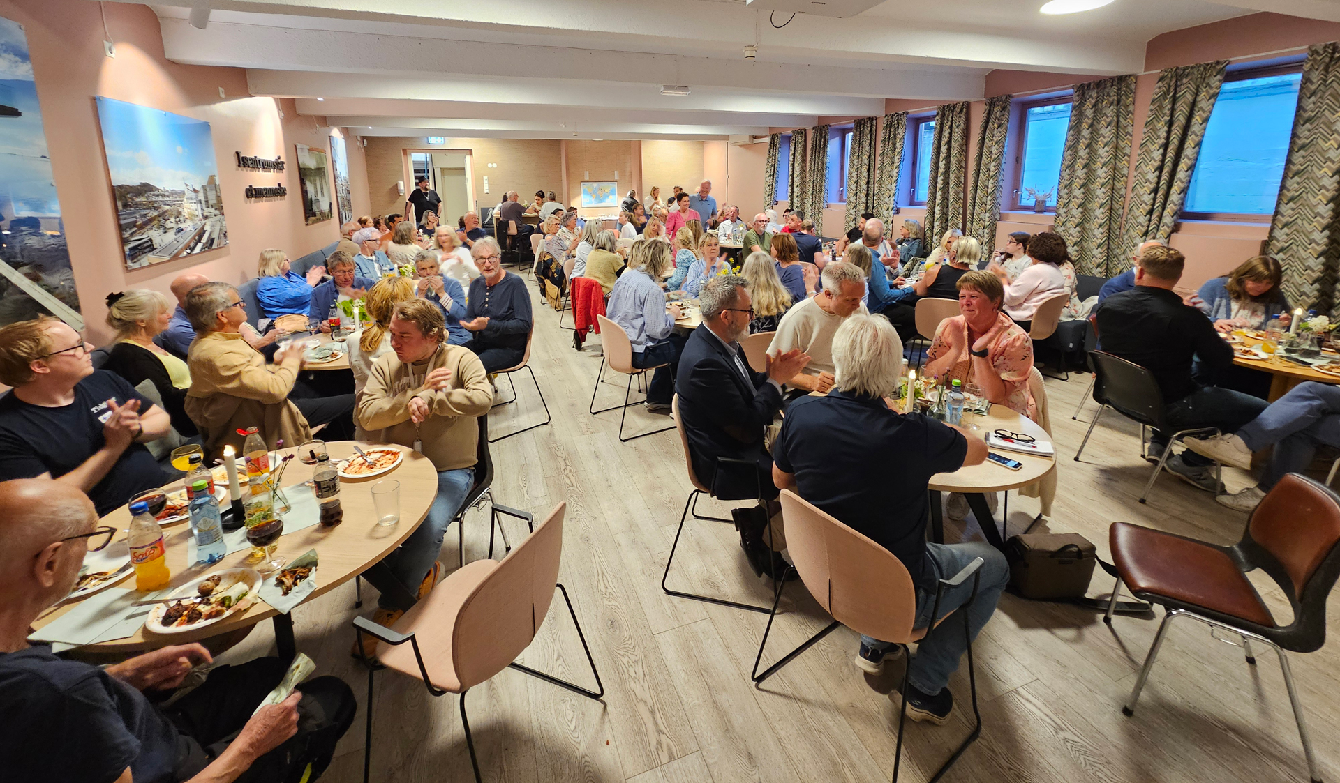 Fullt på «Møteplassen» med Tidgiver-gjester