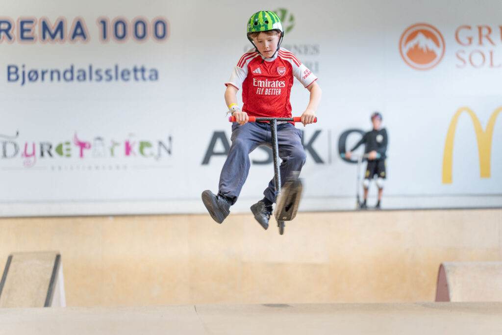 Gutt hopper med scoot i Blå Kors aktivitetspark