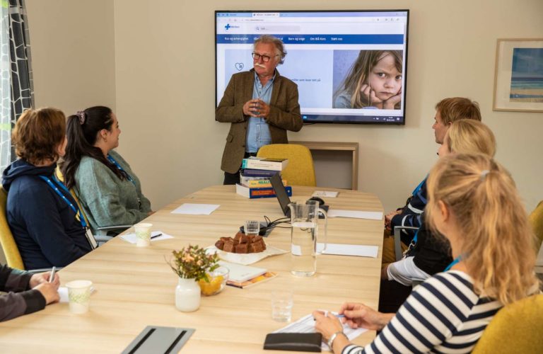 Fagsamling der Frode Kavli presenterer. Det er seks andre mennesker rundt et bord