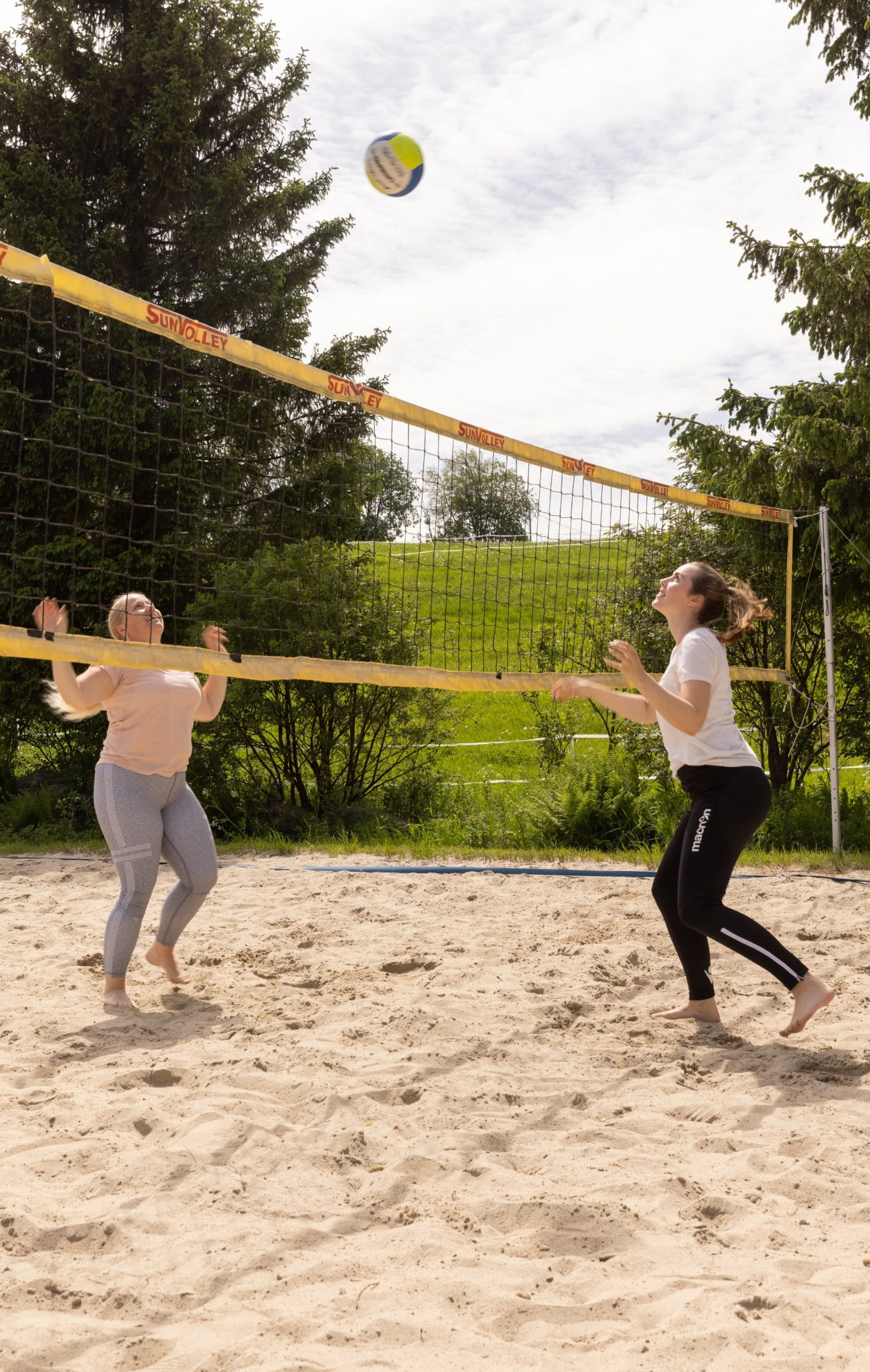 to kvinner ved vollyballnett