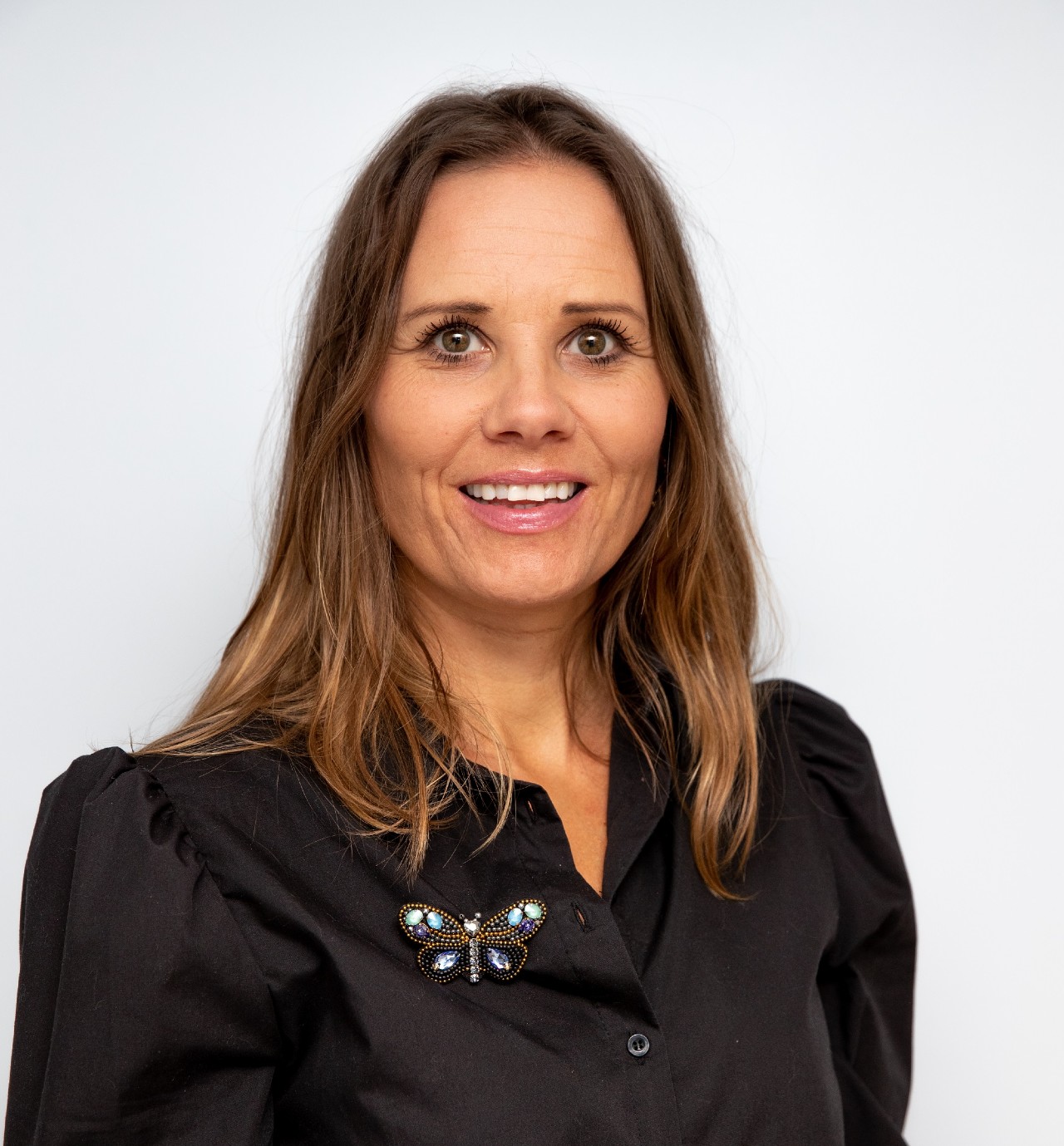 Ailin Strømsholm. Hun er avdelingsleder for Blå Kors kompasset Oslo. Hun har på seg en svart bluse og smiler