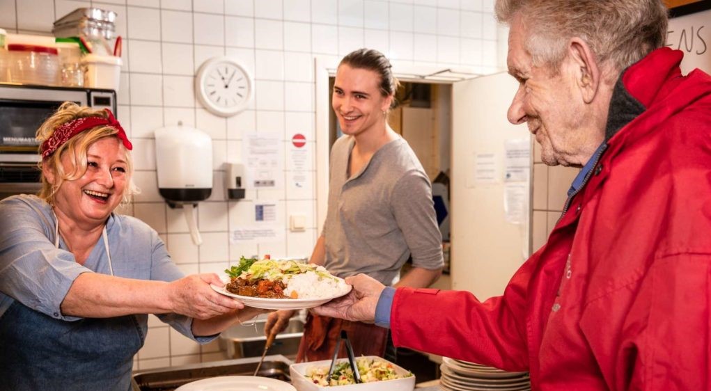 Gjest får servert lunsj.