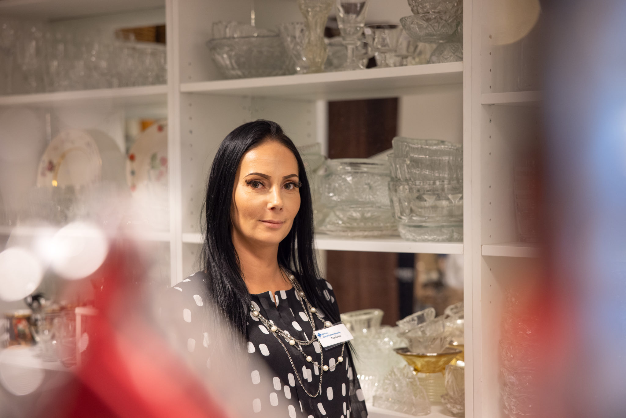 en ansatt i butikk foran glassprodukter