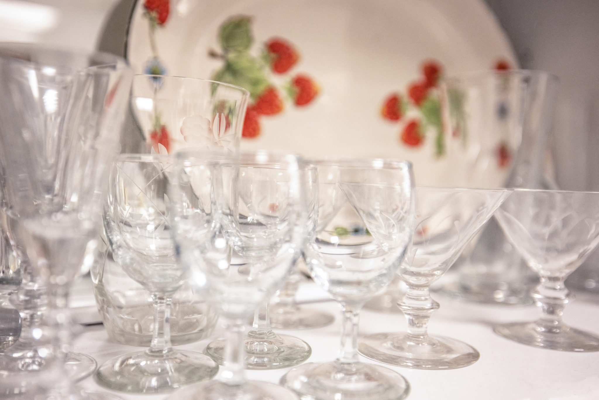 forskjellige glass foran et serveringsfat