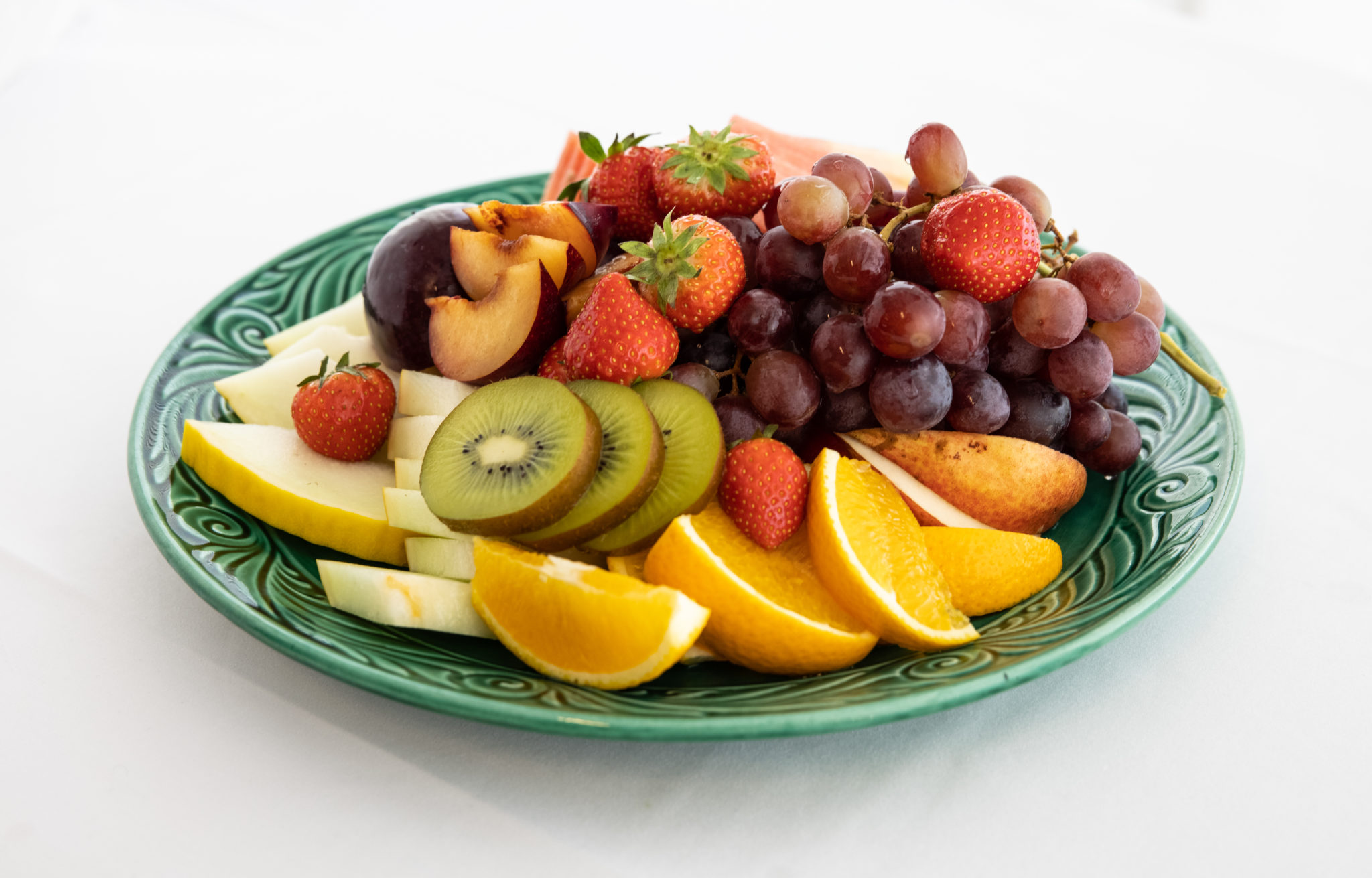 oppskjært frukt på et fat