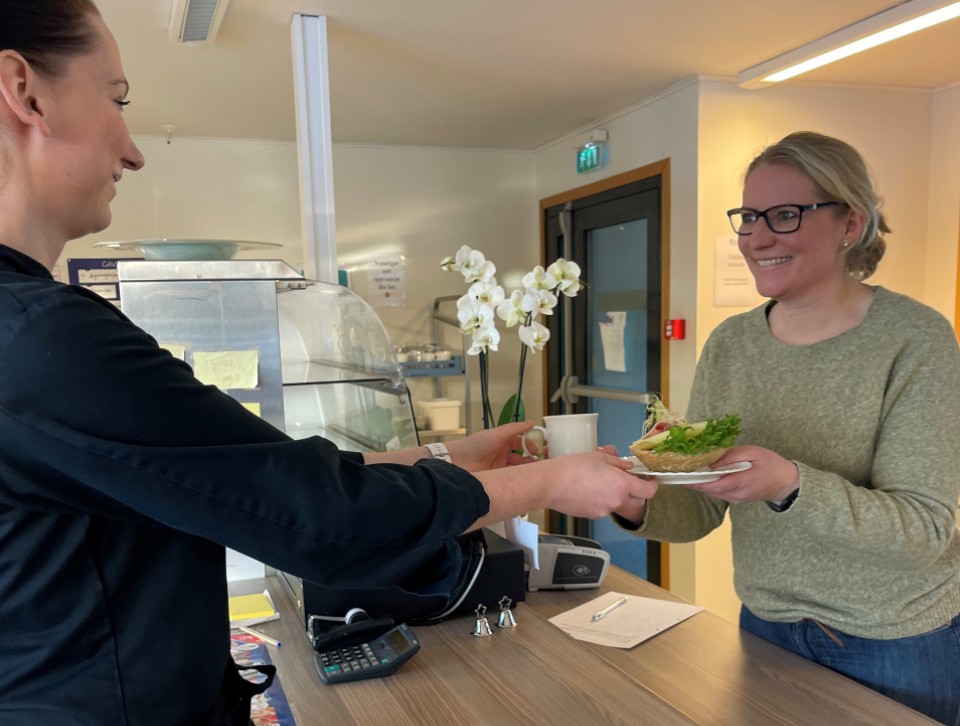 et påsmurt rundstykke blir solgt på en cafe
