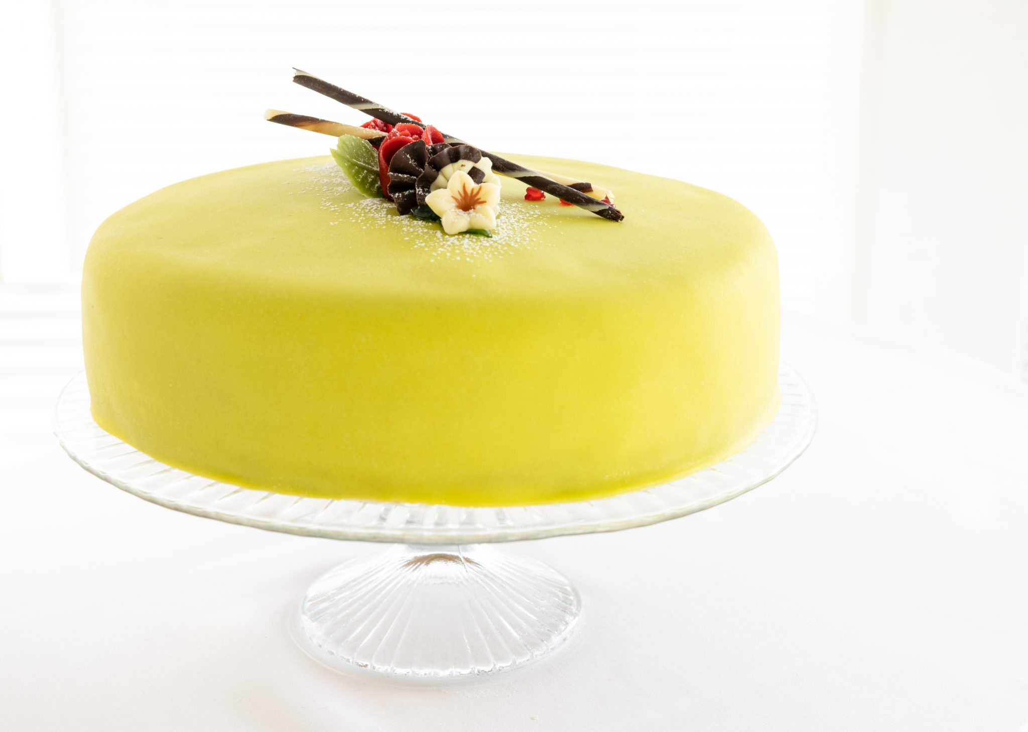 gul kake på et fat
