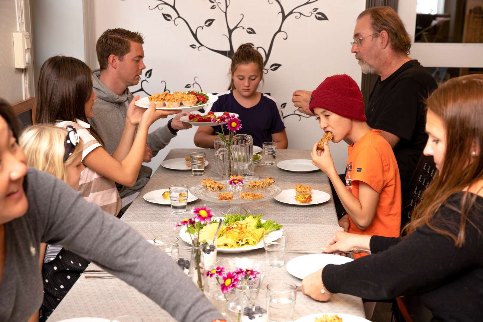 Foreldre og barn rundt middagsbordet.